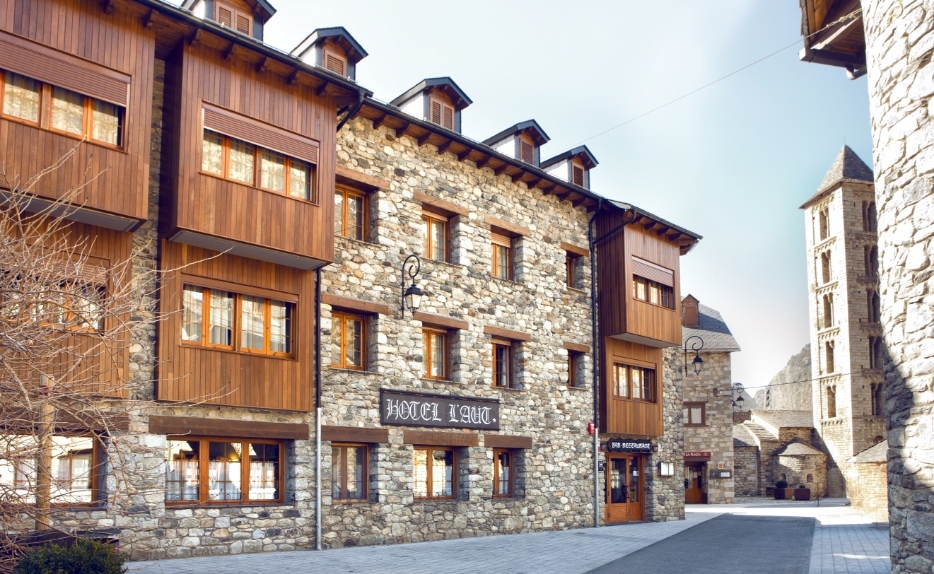 Fotografia de la façana del Hotel L'Aüt a Erill la Vall