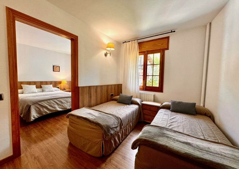 Dues habitacions al allotjament familiar amb llit doble i llit individual