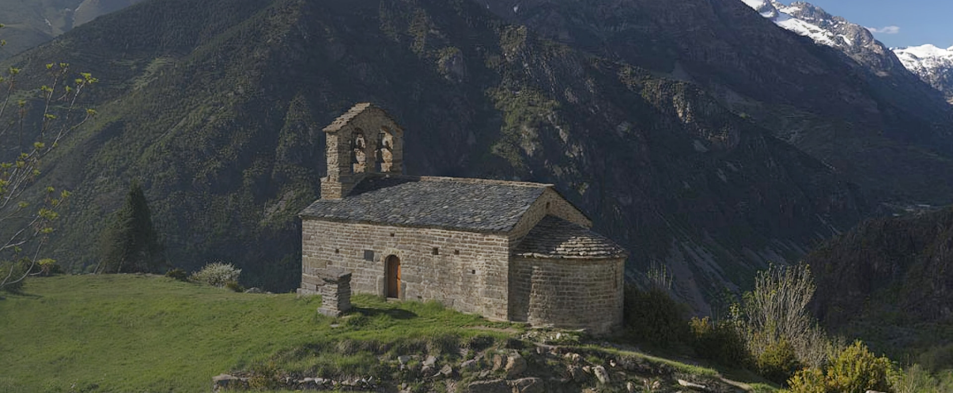 Esglèsia del romànic a la vall de boí situada al cim d'una muntanya